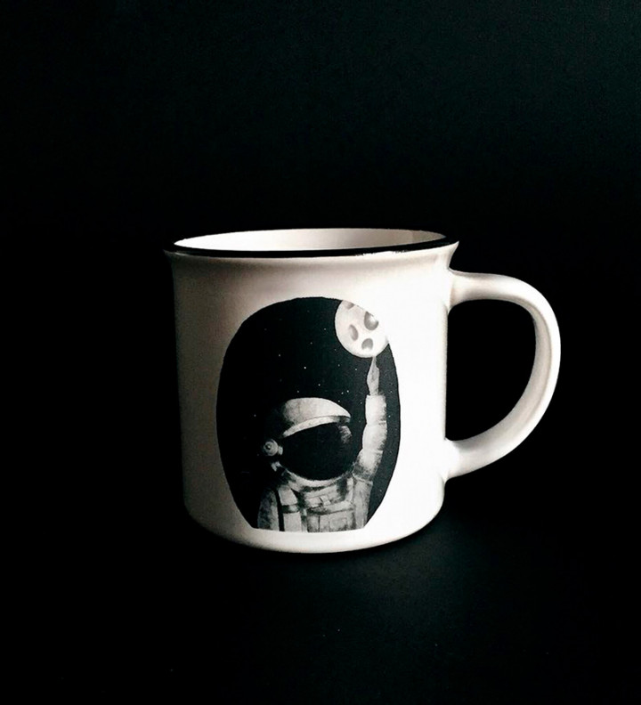 Illustrated ceramic mug astronauta 2 Cé-Marina Shop